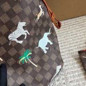 Louis Vuitton Neverfull Shopping Bag - Image 8