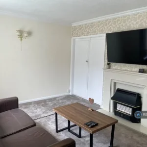 3 bedroom semi-detached house with garden and outbuildings