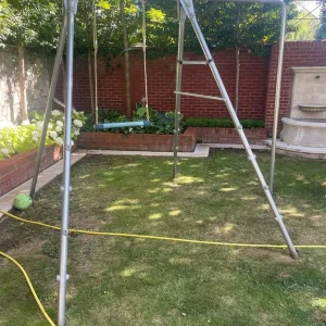 Brave swing with trapeze and side frame