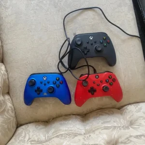 Xbox controllers with 3 games included - Image 2