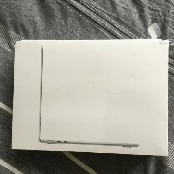 MacBook Air 13.6 inch with M2 chip, sealed in original box
