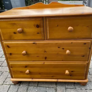 Pine chest of drawers