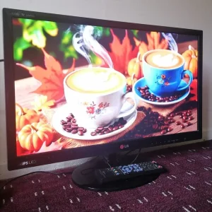 LG 24 inch HD slim lightweight Freeview TV with remote - Image 3