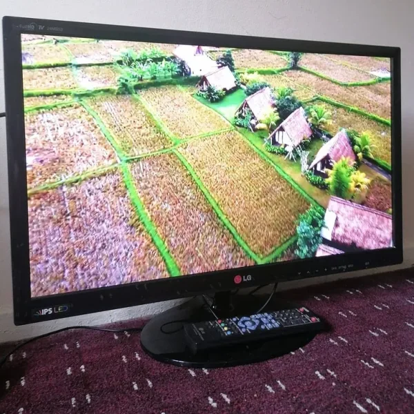 LG 24 inch HD slim lightweight Freeview TV with remote