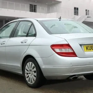 2010 Mercedes-Benz C-Class 2.1 C250 CDI BlueEfficiency Diesel 4dr Saloon - Image 4