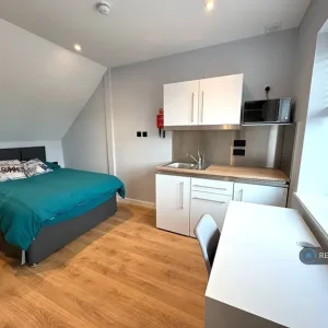Studio flat in Long Drive, W3 - Image 2