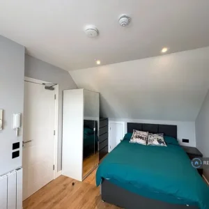 Studio flat in Long Drive, W3 - Image 3