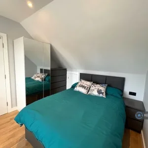Studio flat in Long Drive, W3 - Image 5