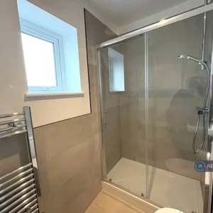 Studio flat in Long Drive, W3 - Image 7