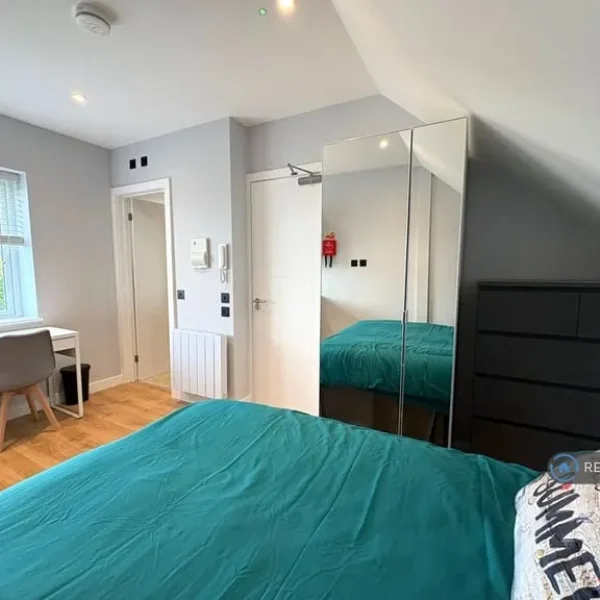 Studio flat in Long Drive, W3