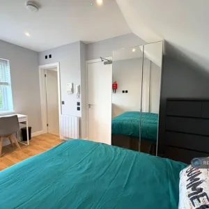 Studio flat in Long Drive, W3
