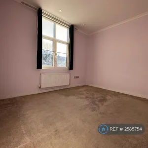 1 bedroom flat in Stroud Green Road, N4 - Image 2