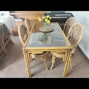 Table and chairs - Image 2