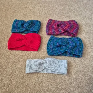 KNITTED TWISTED HEADBAND