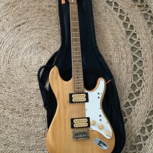 1970s Japanese-style electric guitar with active distortion - Image 3