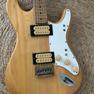 1970s Japanese-style electric guitar with active distortion - Image 7