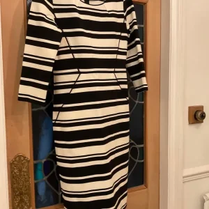 Parent 2 smart fitted stretch dress size small - Image 6