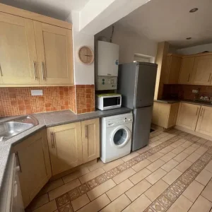4 bedroom detached house with rugby station nearby - Image 4