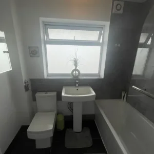 4 bedroom detached house with rugby station nearby - Image 5