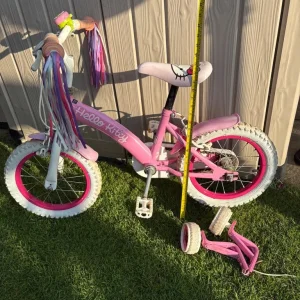 Girls cycle with stabilisers - Image 2