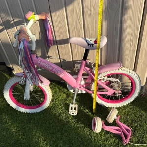 Girls cycle with stabilisers