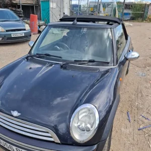 Mini convertible black (breaking)