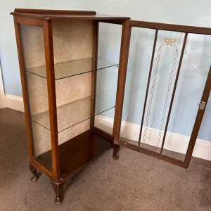 Vintage 1950s Wooden Display Cabinet with Key and 2 Glass Shelves - Image 4