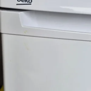 Beko LX5053W undercounter fridge - Image 2